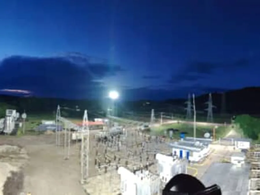 Subestación eléctrica iluminada de noche