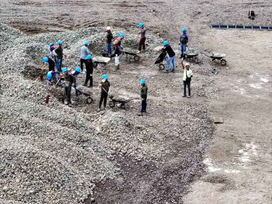 Cuadrilla trabajando en la subestación