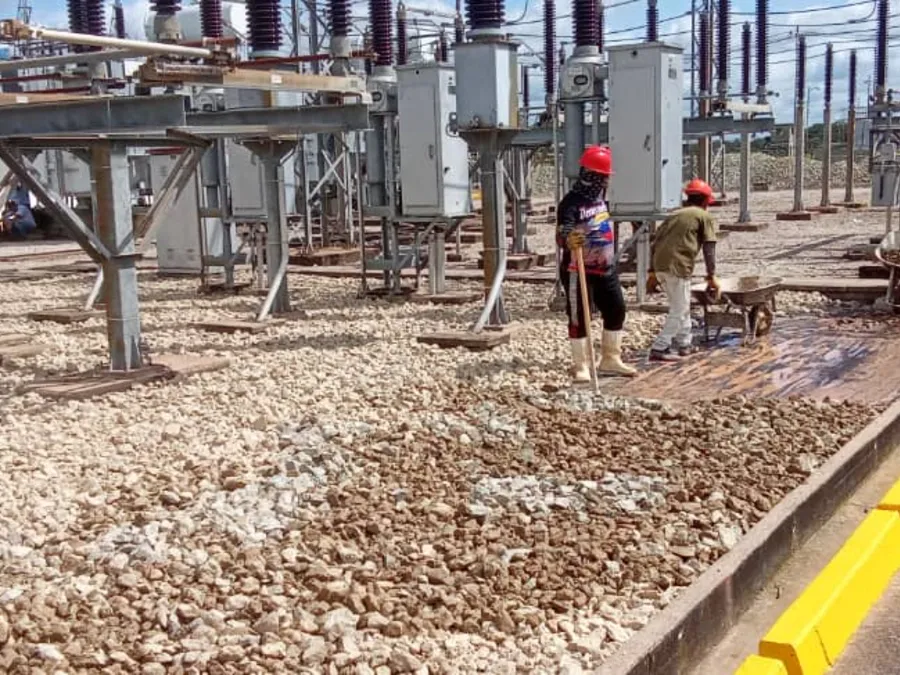 Personal en la subestación eléctrica
