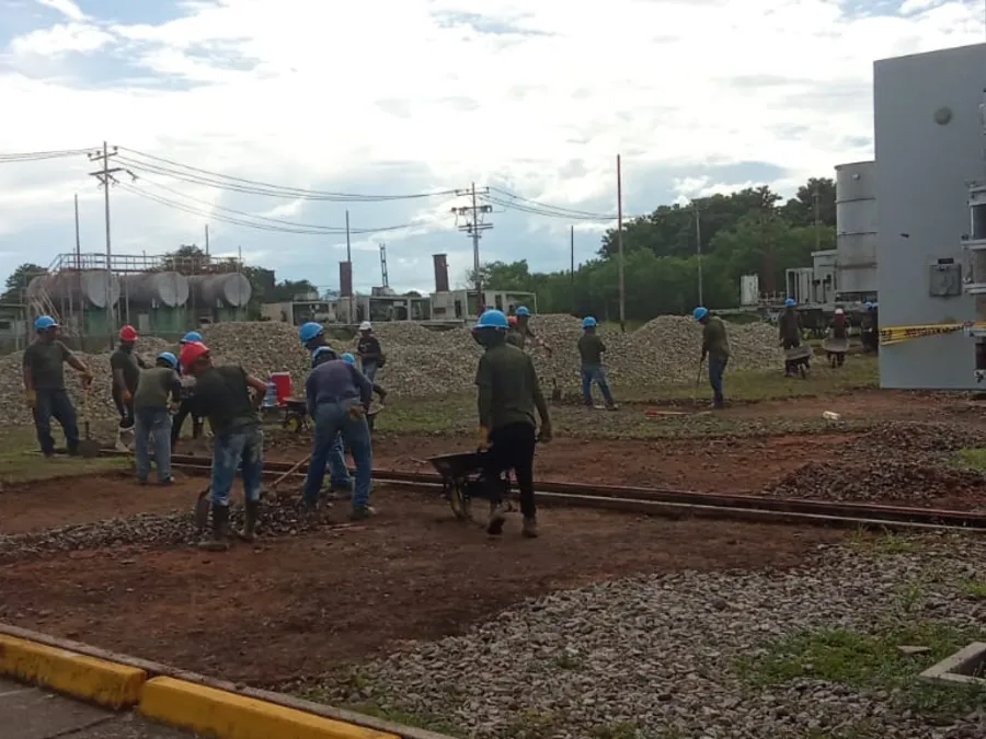 Cuadrilla y maquinaria en obra