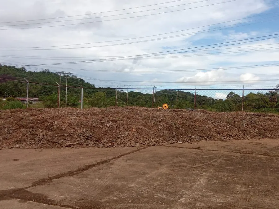 Terreno y líneas eléctricas